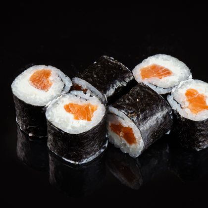 Ролл с лососем и сливочным сыром