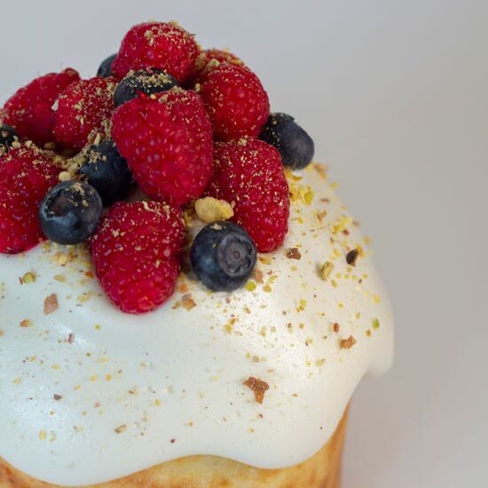 Кулич творожный с клубникой и фисташковым кремом