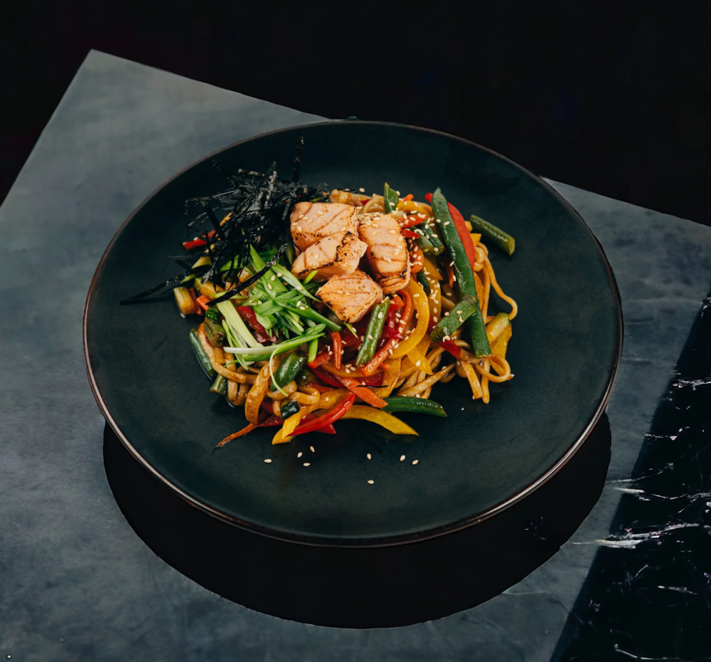 Вок с лососем