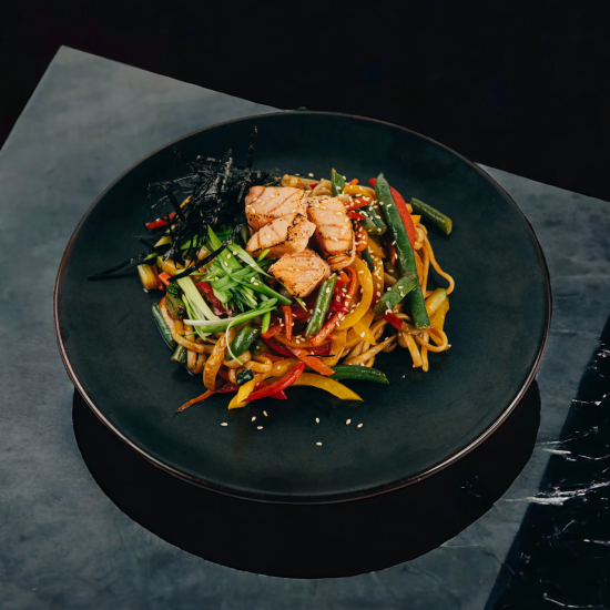 Вок с лососем