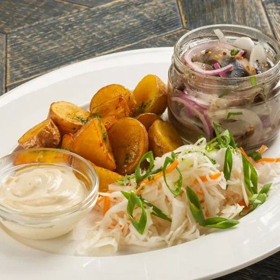 Сельдь  пряного посола с гарниром