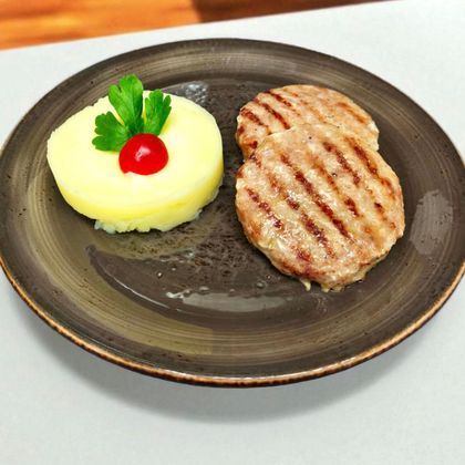 Куриные котлеты с картофельным пюре