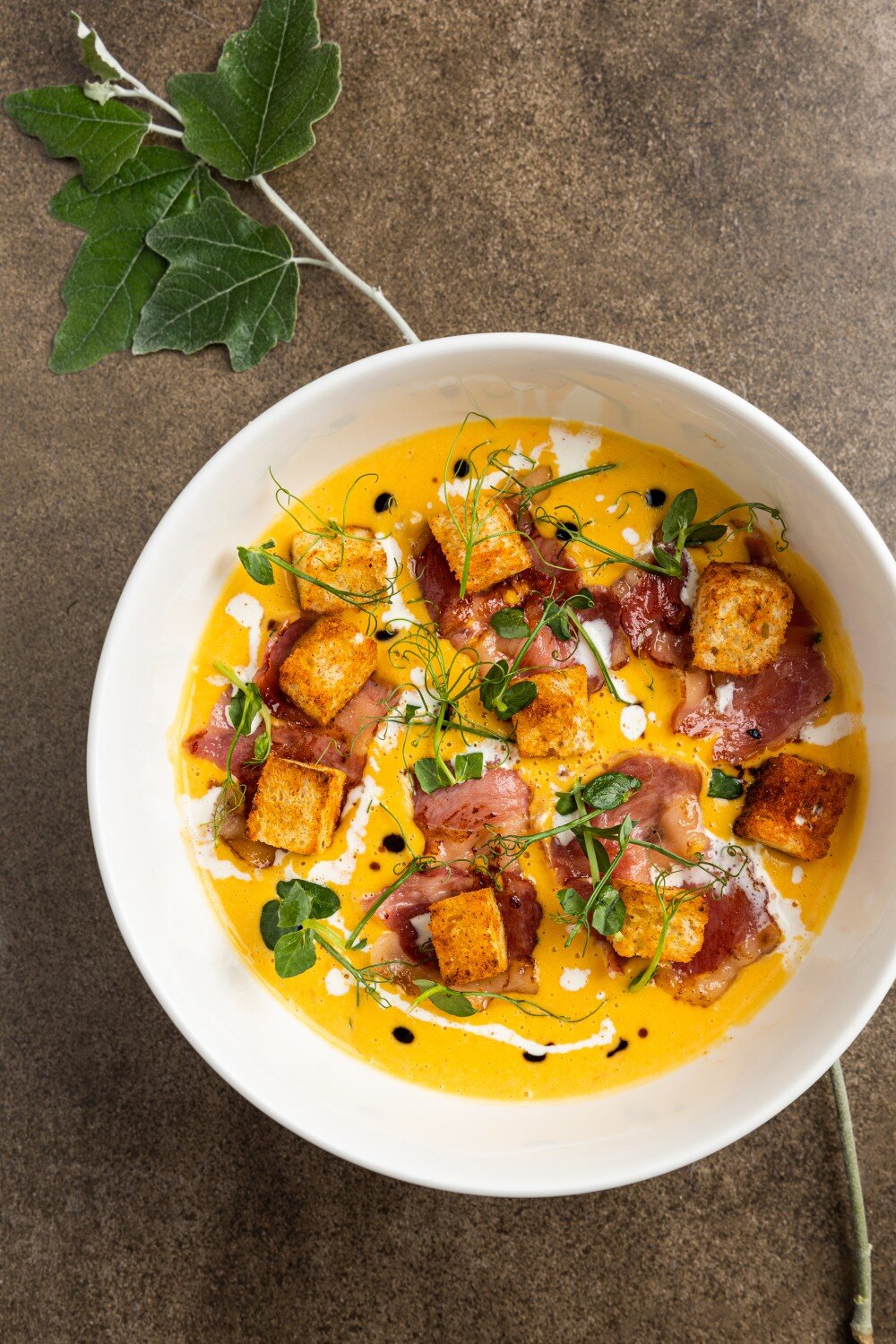 Крем суп из овощей с беконом криспи и сухариками