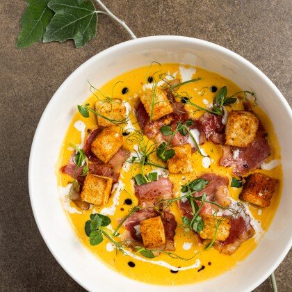 Крем суп из овощей с беконом криспи и сухариками