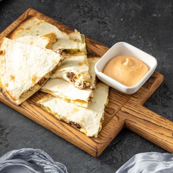 Кисадилья с томленым мясом