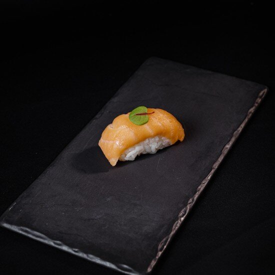 Суши с лососем