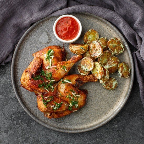 Цыпленок табака с молодым картофелем