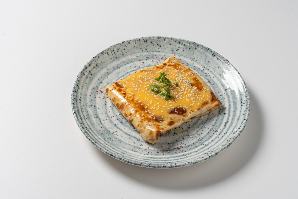 Блин с лососем и кремом из авокадо