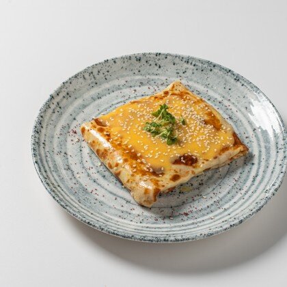 Блин с лососем и кремом из авокадо