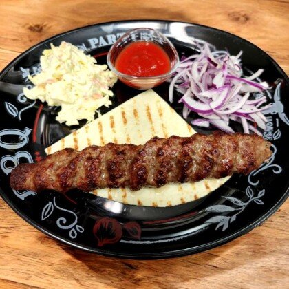 Люля-кебаб из двух видов мяса с салатом Коул Слоу