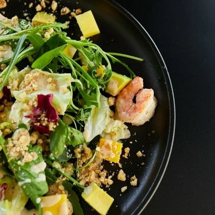 Салат «Креветки с манго»