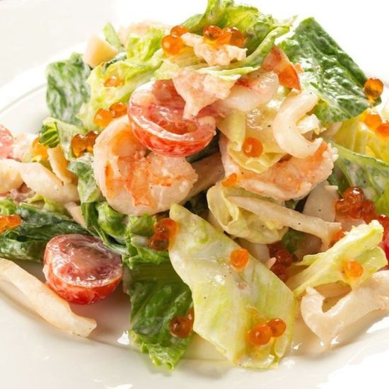 Салат с морепродуктами и икрой