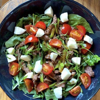 Салат с говяжьей вырезкой, кабачком и моцареллой