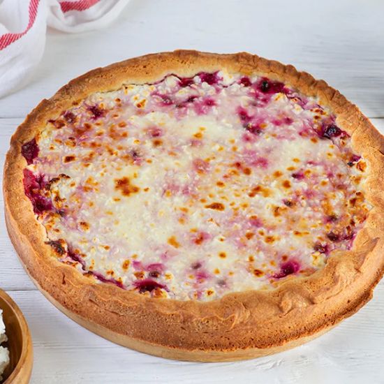 Пирог с вишней и творогом