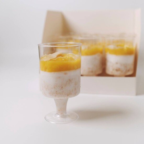 Десерт в креманке «Манго-кокос»