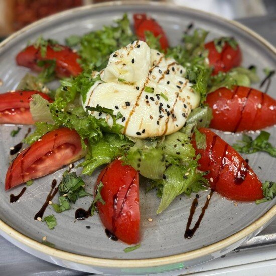 Салат Буррата с томатами