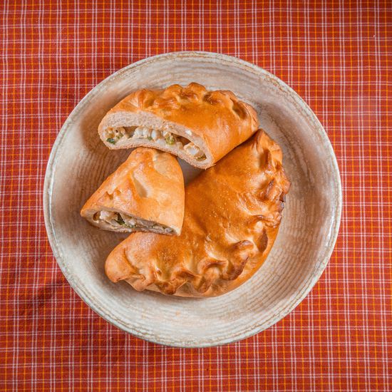 Пирожок с луком и яйцом
