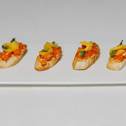 Брускетта с лососем и манго