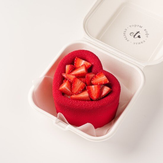 Муссовый бенто-торт "Сердце" с клубникой