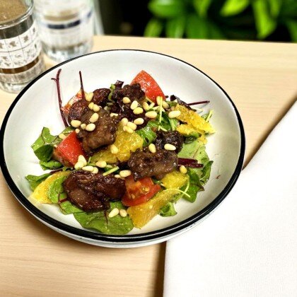 Тёплый салат с куриной печенью, микс салатом, дольками апельсина и кедровыми орешками