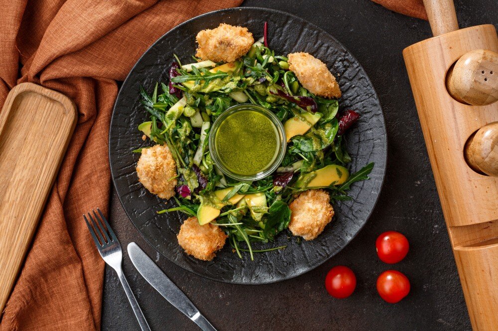 Салат зеленый с сёмгой фри