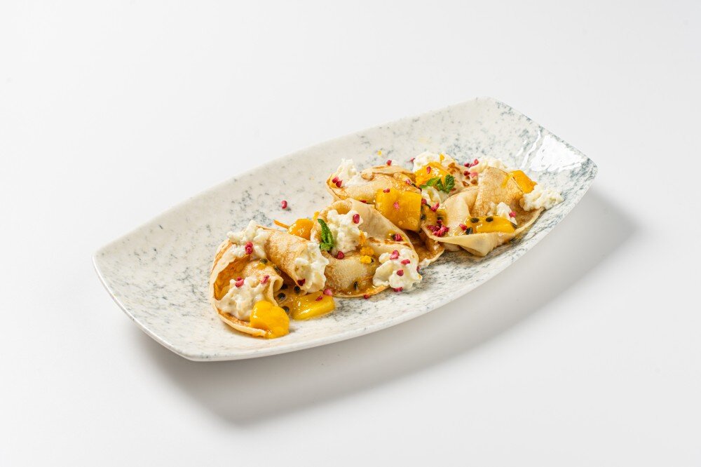 Блин с воздушным шоколадом, манго, маракуйей