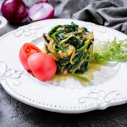 Шпинат, тушенный с луком