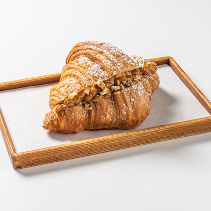 Круассан с вареной сгущенкой и грецким орехом