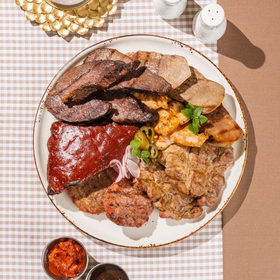 Мясное ассорти горячее