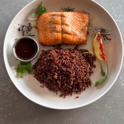 Сёмга с красным рисом и асыдзбал