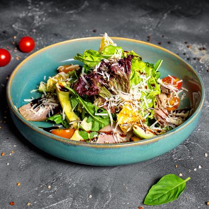 Салат с индейкой и авокадо