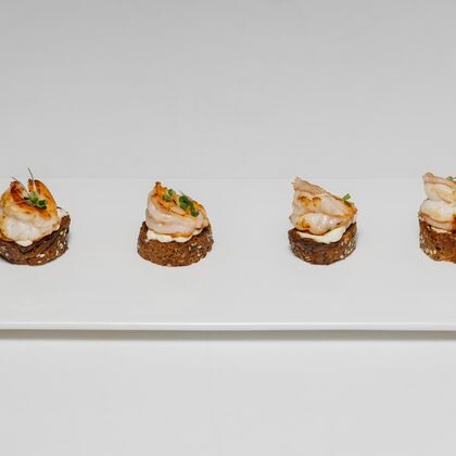 Тапас на ржаном багете с креветкой и соусом спайси