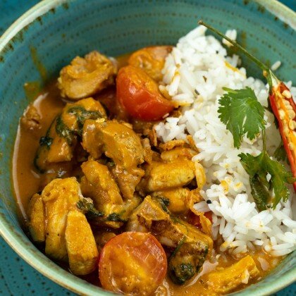 Курица в соусе карри с рисом