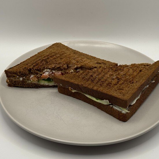 Сэндвич с лососем на солодовом хлебе