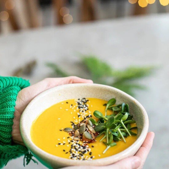 Крем-суп из тыквы с карри и пряным нутом