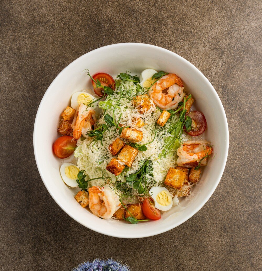 Цезарь с тигровыми креветками