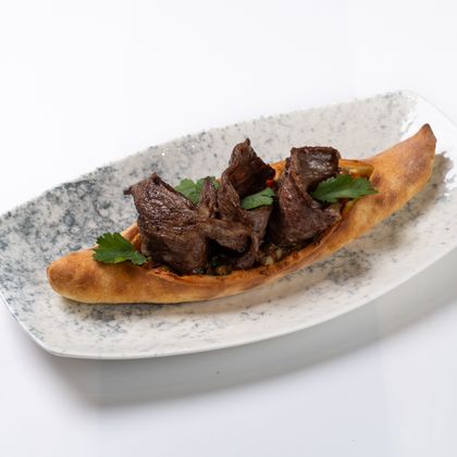 Лодочка с  говяжьим беконом и кавказским гуакомоле