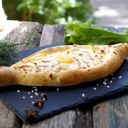 Хачапури по-аджарски с ветчиной и зеленью