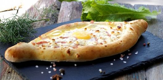 Хачапури по-аджарски с ветчиной и зеленью