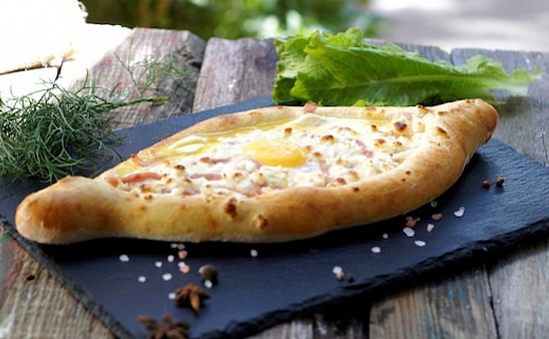 Хачапури по-аджарски с ветчиной и зеленью