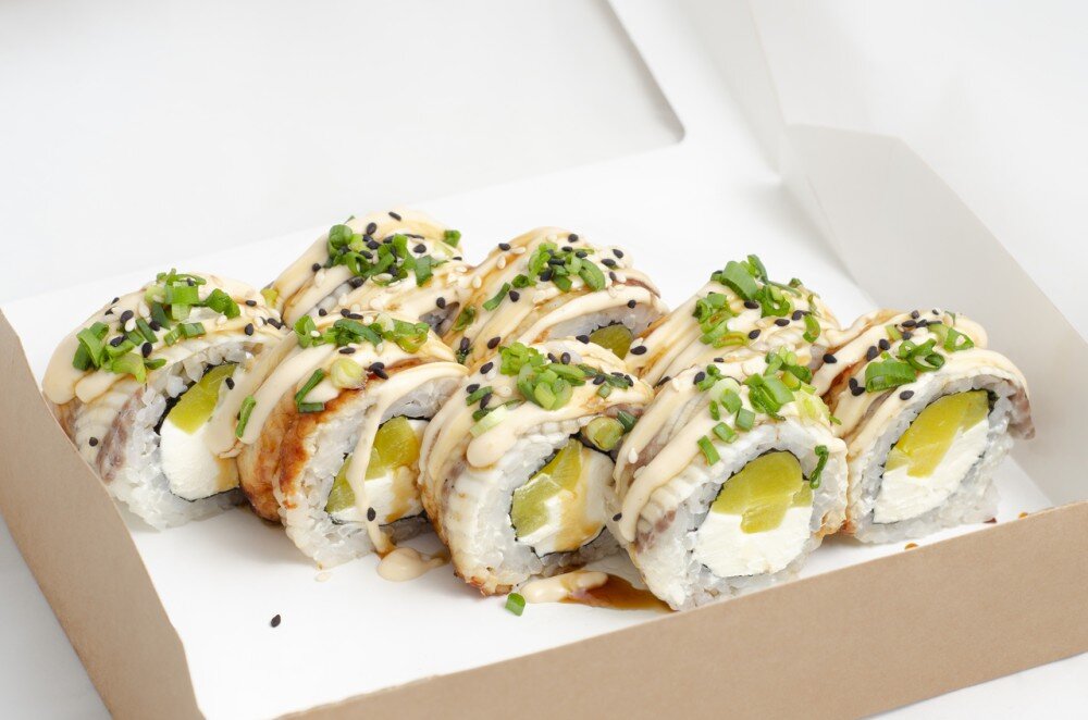 Ролл с угрём и такуаном