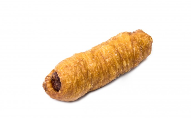 Жареный пирожок с сосиской