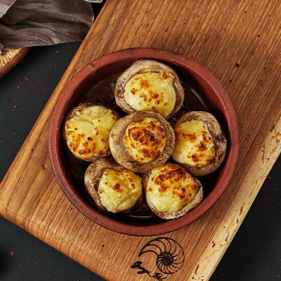 Шампиньоны на кеци с сулугуни