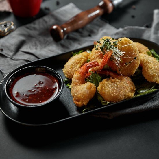 Креветки в темпуре с кисло-сладким соусом