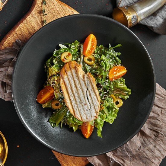 Зеленый салат с авокадо