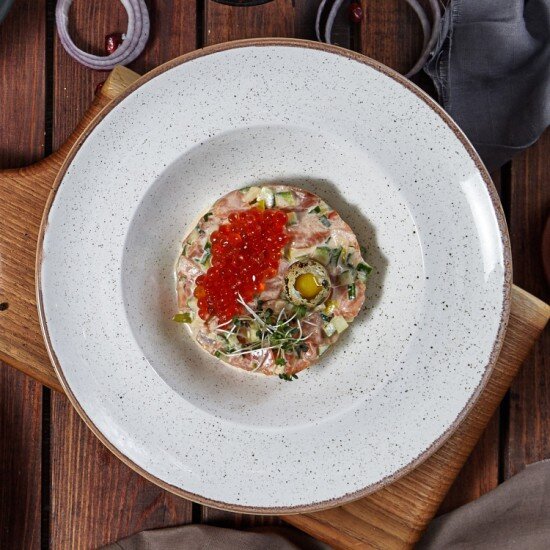 Тартар из лосося с икрой