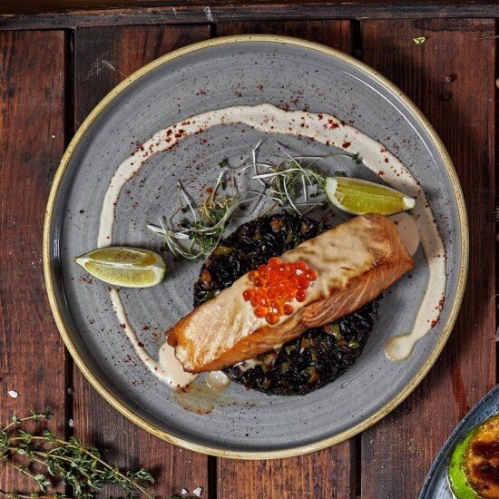 Стейк из лосося в кисло-сладком соусе с рисом