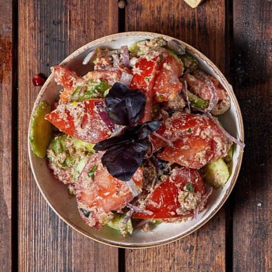 Салат овощной с грецкими орехами