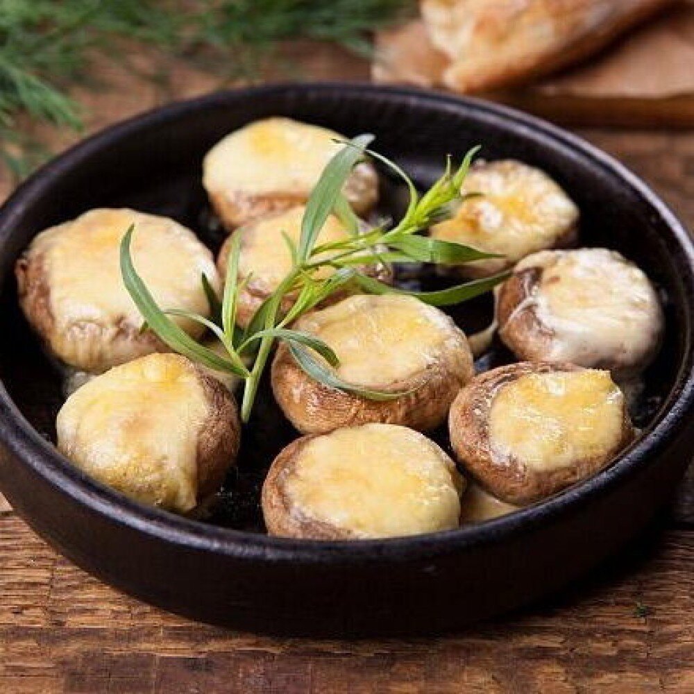 Шампиньоны на кеце с сыром