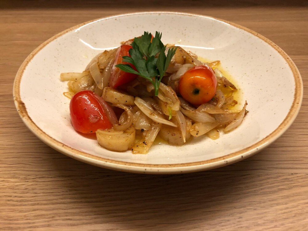 Гребешок жаренный с луком и чесноком